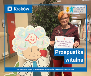 Przepustka witalna Na szpitalnym korytarzu stoi rysunkowa postać doktorka Ludwiczka. gryzącego jabłko. Napis: przepustka witalna